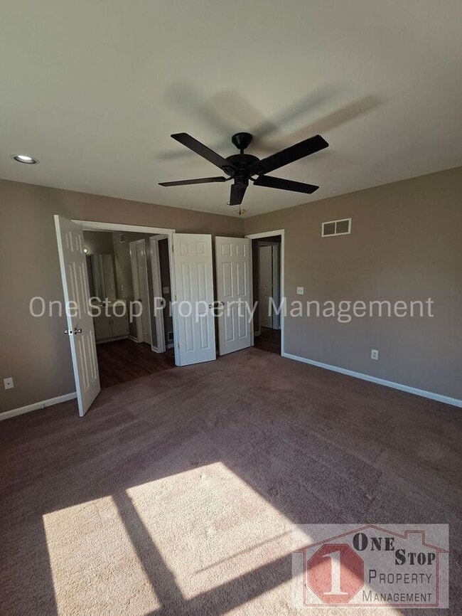 Building Photo - Spacious 3 bedroom/ 2.5 bath with a finished basement!!