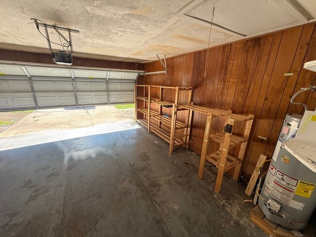 Building Photo - 4 Bed 2 Bath Springfield, MO