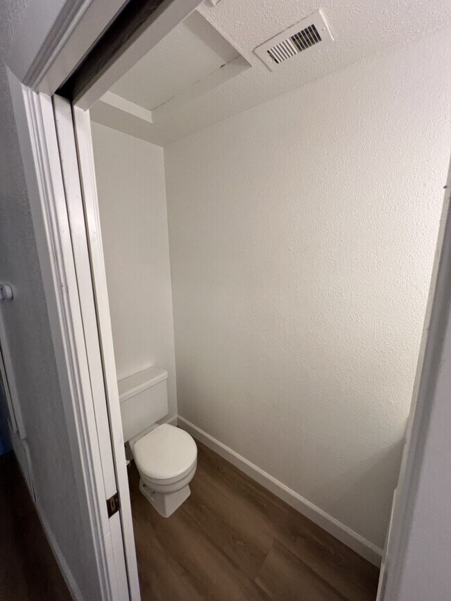 Building Photo - 235 Live Oak Cir