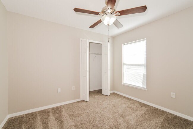 Building Photo - 242 Pine Shadow Ln