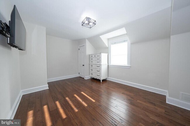 Building Photo - 227 E Hathaway Ln