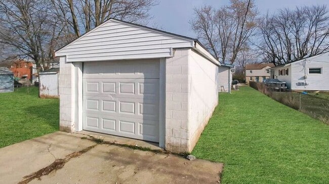 Building Photo - 949 S Harris Ave