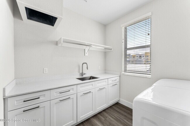 Building Photo - 8663 Ivanhoe Dr