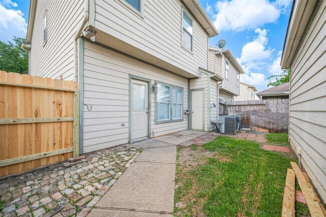 Building Photo - 18934 Sandelford Dr