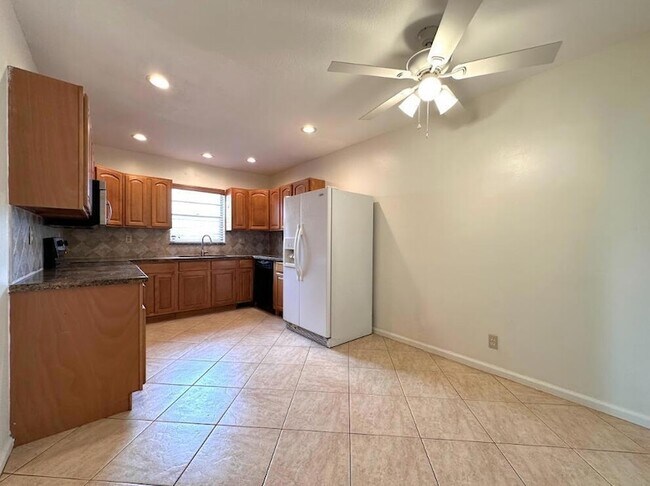 Building Photo - 1292 Essex Dr