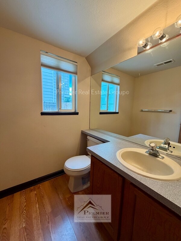 Building Photo - 1428 Coolcrest Dr