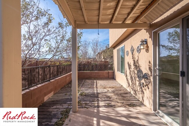 Building Photo - 4 Bed/2.5 Bath Townhome in Desert Bluff!
