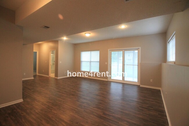 Building Photo - Beautiful Olathe Home, Updated Kitchen, Fe...