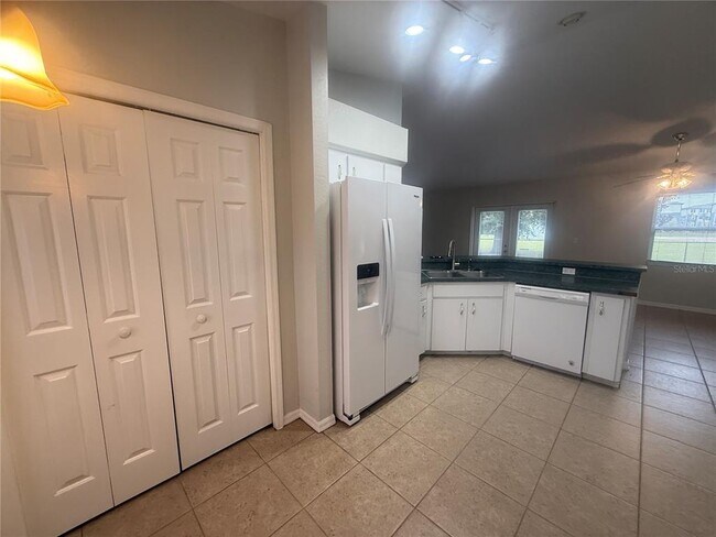 Building Photo - 620 Reflections Loop W