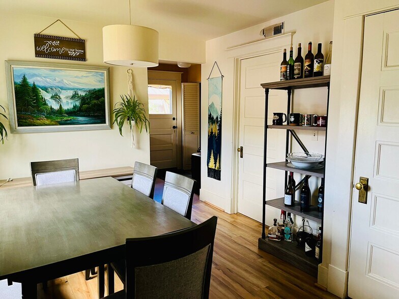 Dining 2 - 6917 N Philadelphia Ave