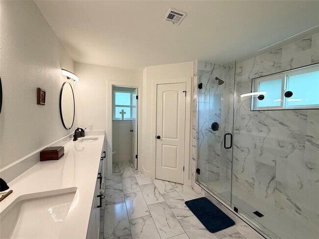 Building Photo - 4404 Sarasota Dr