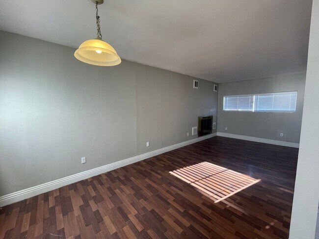 Building Photo - COME SEE THIS LOVELY HOME 3 BEDROOMS AND 2 BATH !