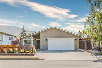 Building Photo - Spacious 3-Bedroom by Meadow Park with Lar...
