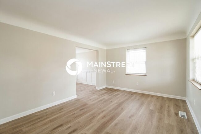 Building Photo - 4 Bedroom Pet-Friendly Home in Cincinnati, OH with Main Street Renewal