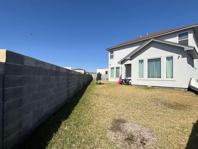 Building Photo - 711 Solaz Dr