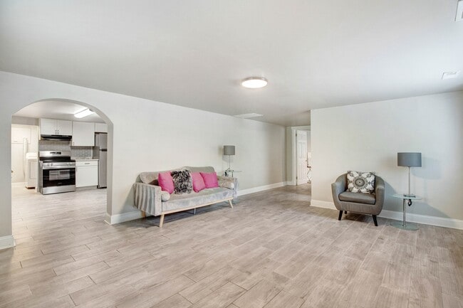 Building Photo - 105 Pineland Cir