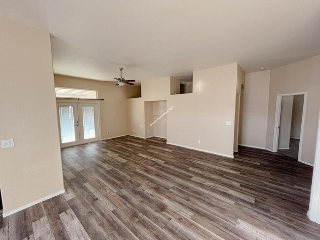 Building Photo - "Discover Your Desert Oasis: Spacious 3-Be...