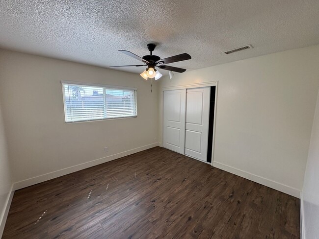Building Photo - Spacious SE Tulare Home Near Shopping Centers Rent Ready!