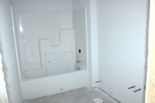 Building Photo - 107 E Division St