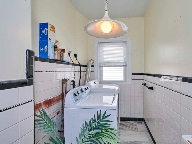 Building Photo - 48 Wordsworth St