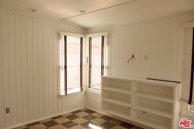 Building Photo - 1020 Hi Point St