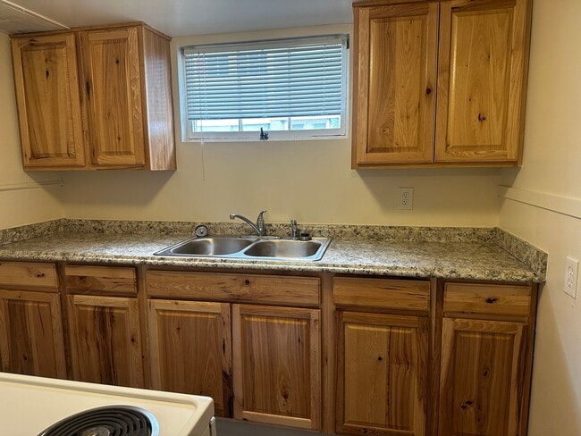 Building Photo - 1809 10th Ave