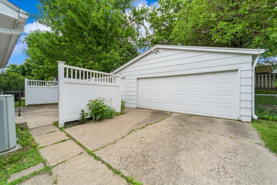 Building Photo - 8416 Airline Ave
