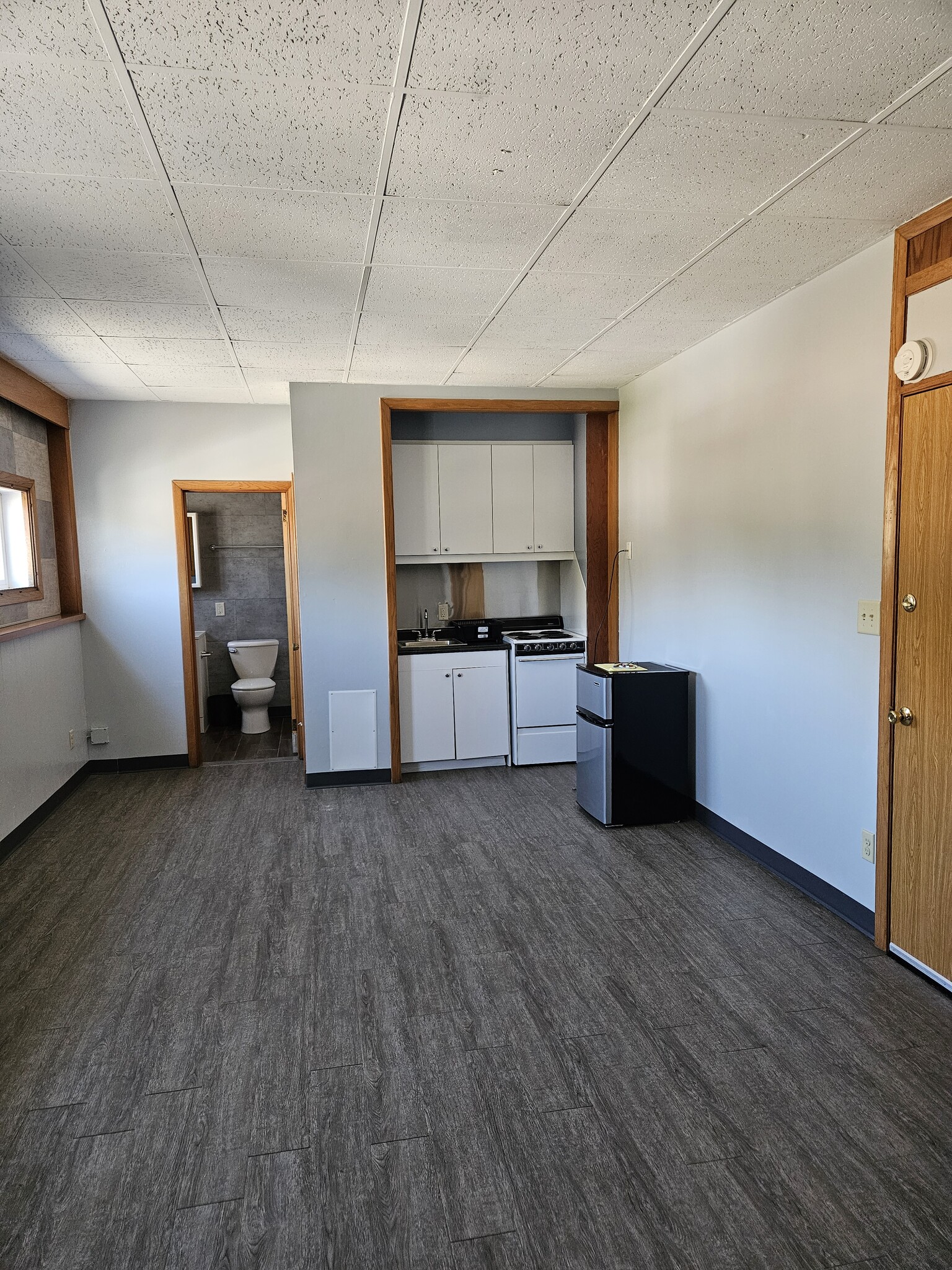 Kitchen / Bathroom - 1106 W Wisconsin Ave