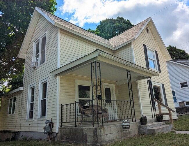 Primary Photo - 218 N Simon St