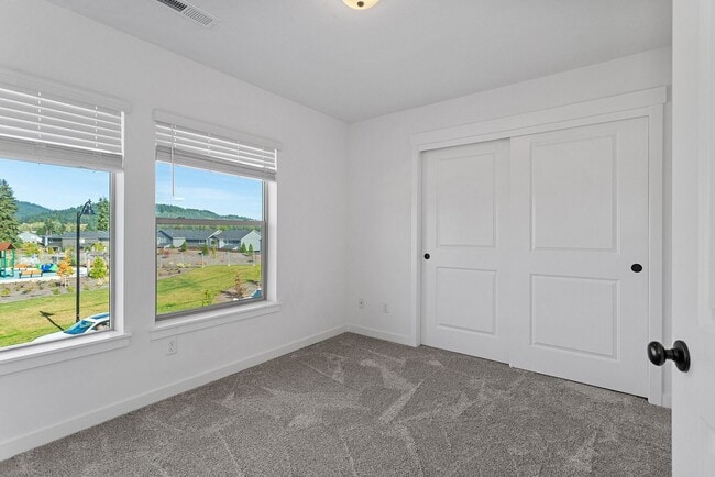 Building Photo - 2022 - Plenty of upgrades !  Access to Pool + Amenities. AC on Main, Walking trails, Nice End uni...