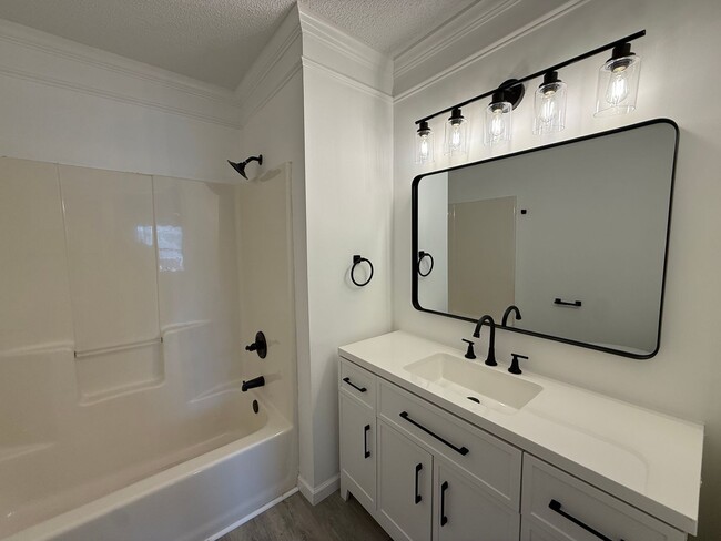 Building Photo - Newly Renovated Townhome 2 Bedroom - 2.5 Bathrooms