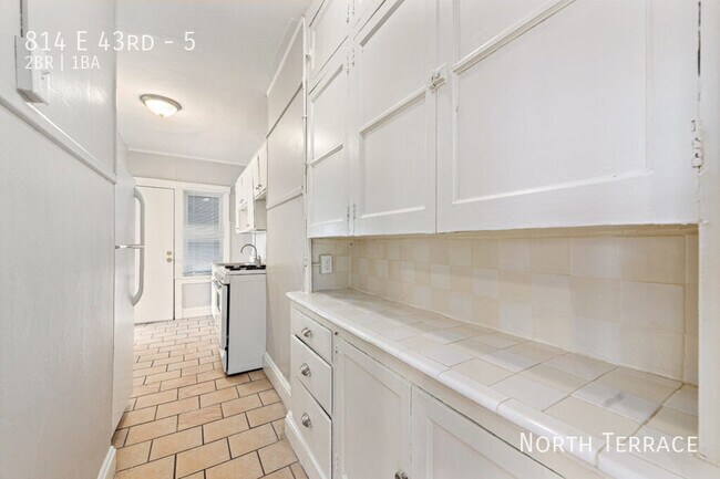 Building Photo - 814 E 43rd-5