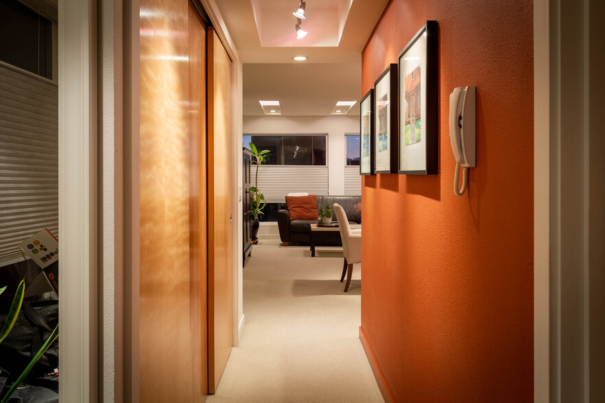 Unit entry with plenty of storage - 535 Summit Ave E