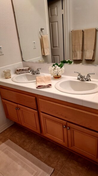 Shared full bath (side by side vanity) - 4415 Ahoy Ln