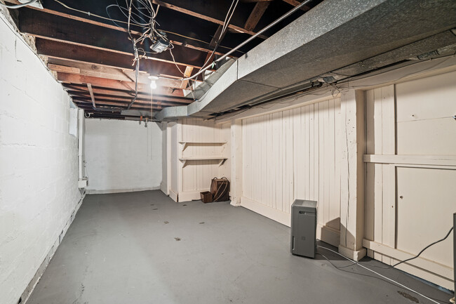 Extra Storage! - 902 S 76th St