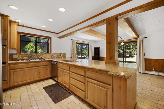Building Photo - 445 Country Club Dr