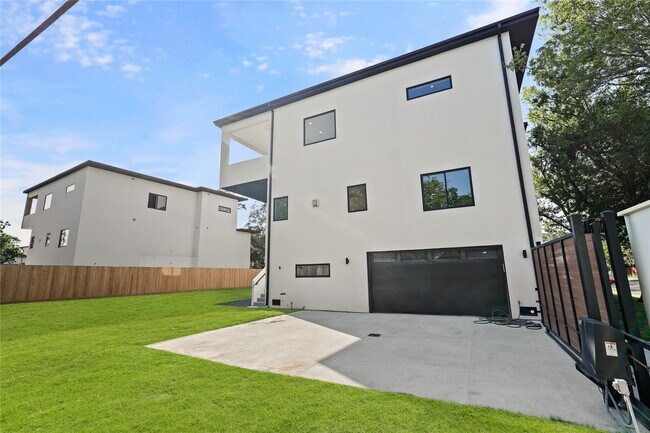 Building Photo - 4903 Braesvalley Dr