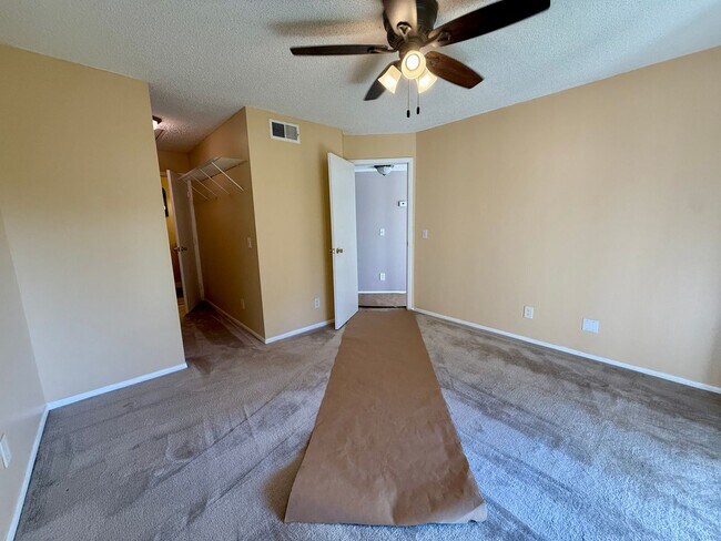 Building Photo - Belleair Village Condo 1/1 Open floor plan