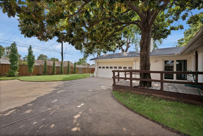 Building Photo - 715 Terryland Dr