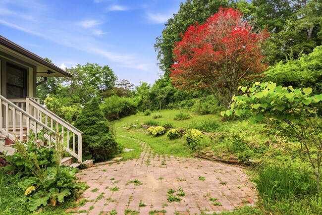 Building Photo - Spacious 4-Bedroom Pet Friendly Home in a Peaceful Rural Setting