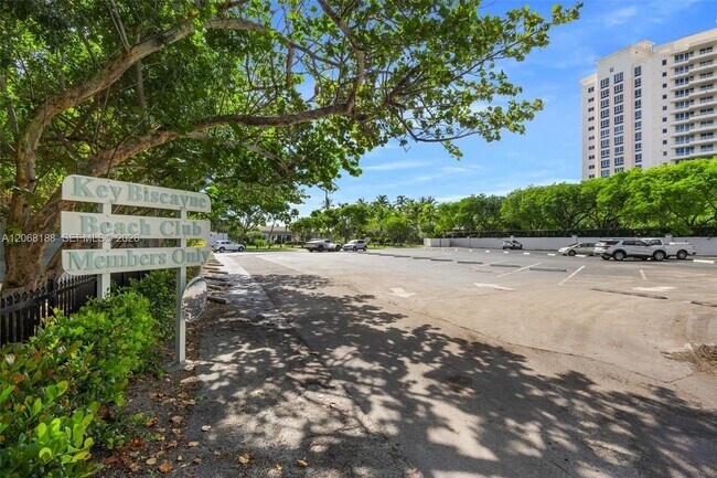 Building Photo - 225 E Enid Dr