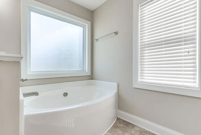 Building Photo - Like-new home located at the heart of the ...