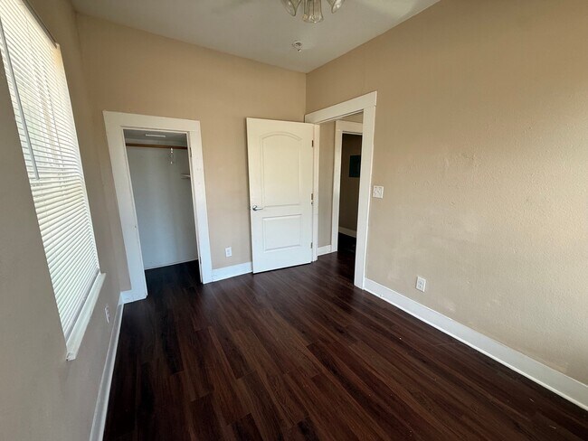 Building Photo - 1425 Quintana Rd