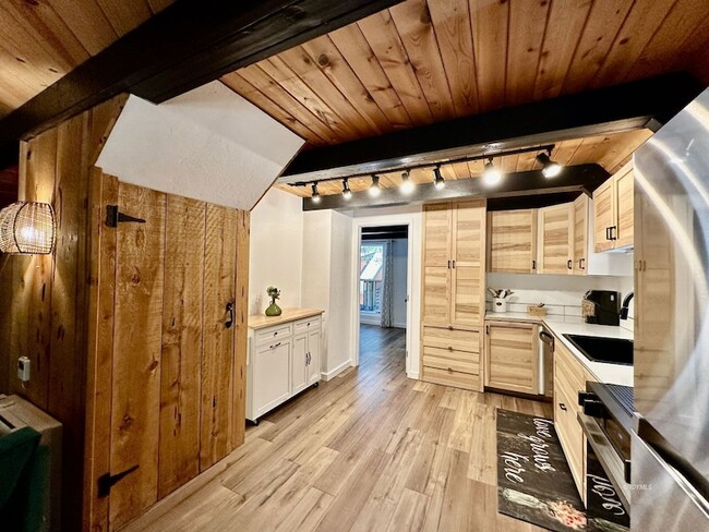 Building Photo - 25245 Rosaline Rd