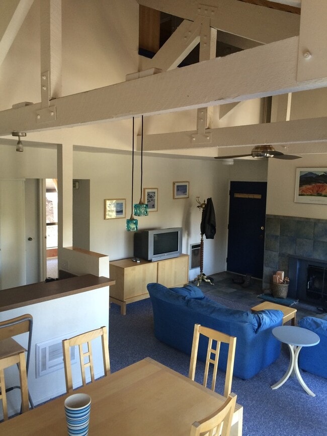 Building Photo - Bigwood Condo by the Village! Garage parking!