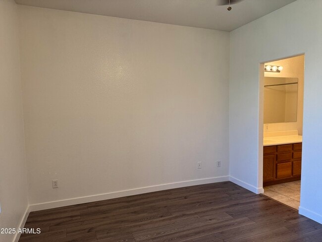 Building Photo - 2633 E Riviera Dr