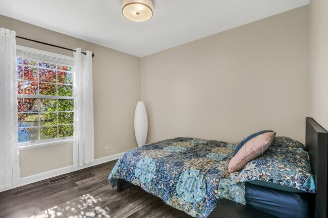 Building Photo - 658 White Ct