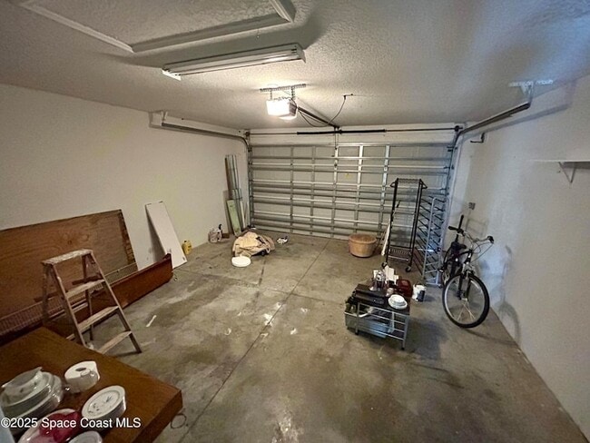 Building Photo - 910 Twisting Branch Ct