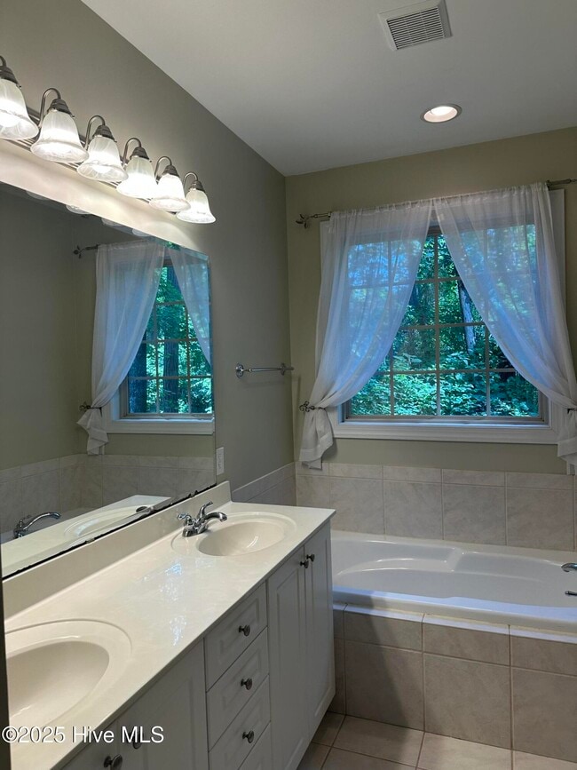 Building Photo - 8854 Plantation Landing Dr