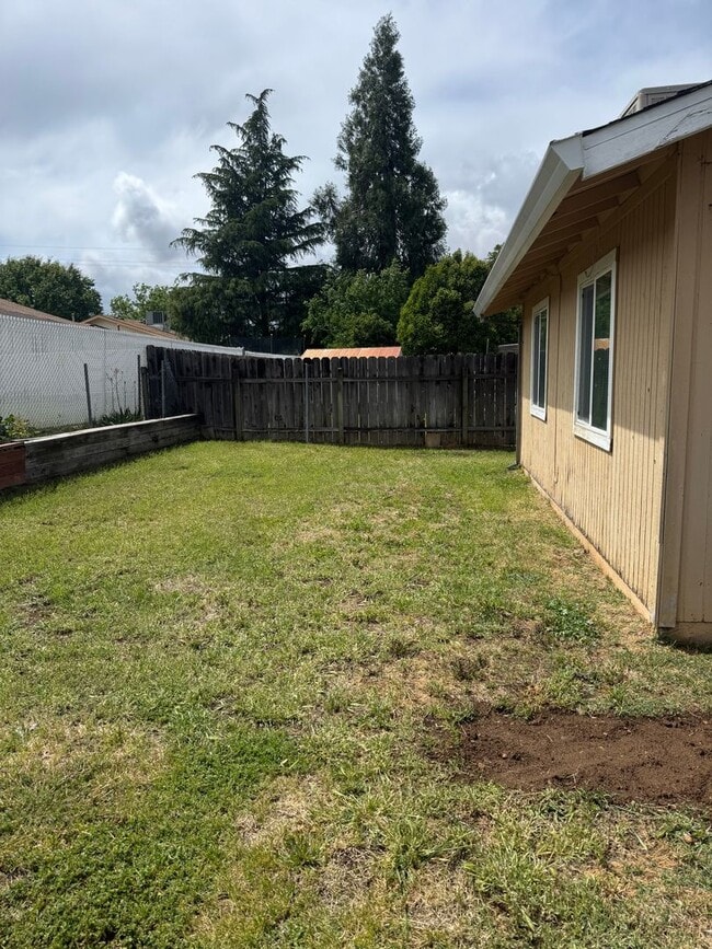 Building Photo - Single Level, Anderson Duplex near Shopping